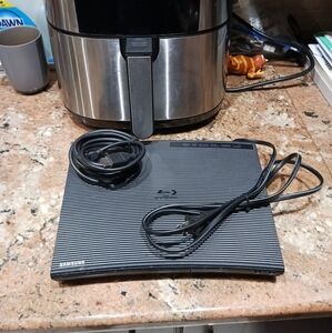 Samsung BD-J5100/ZA Blu-ray & DVD Player w/HDMI cable. No Remote ( Works!)